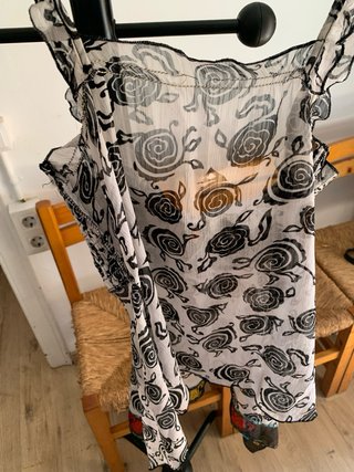 Camiseta floral con volantes