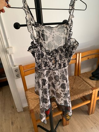 Camiseta floral con volantes