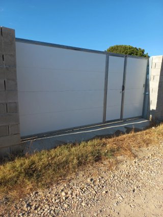 Puerta parcela 5x2m seminueva