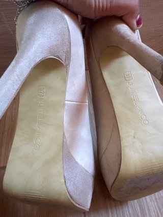 Zapatos de tacón beige y dorado