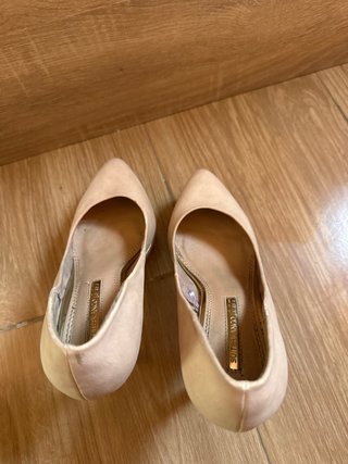Zapatos de tacón beige y dorado