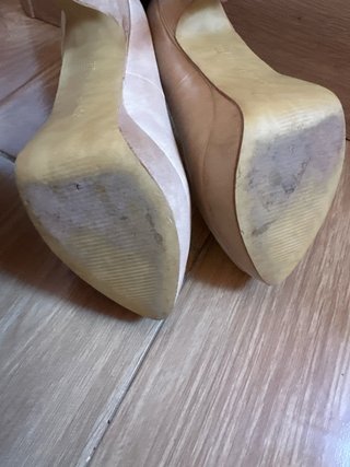 Zapatos de tacón beige y dorado