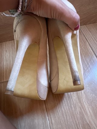 Zapatos de tacón beige y dorado