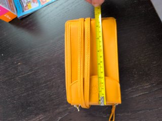 Bolsito porta móvil monedero mostaza