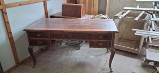 Mueble y mesa antigua restaurada