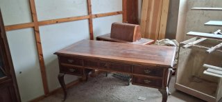 Mueble y mesa antigua restaurada