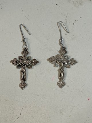 Pendientes de la cruz de Cristo plateados