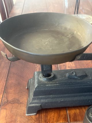 Báscula antigua de hierro con pesas