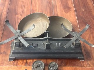 Báscula antigua de hierro con pesas