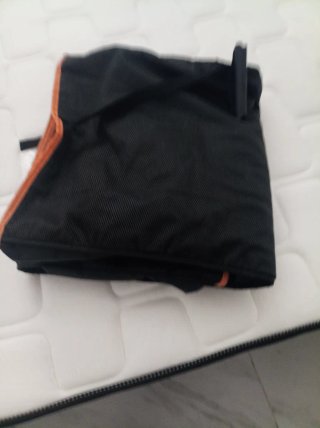 Porta mascotas coche negro y naranja
