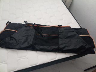 Porta mascotas coche negro y naranja