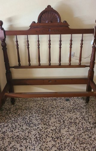 Cama de madera clásica