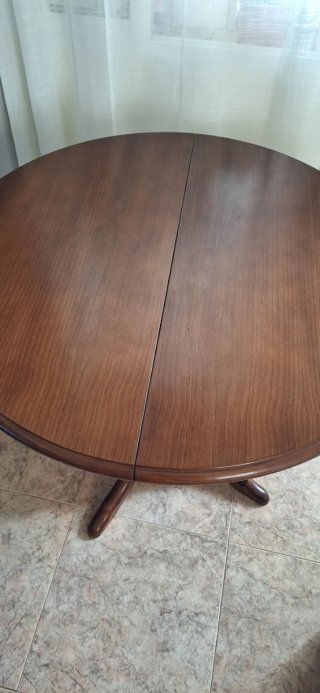 Mesa de comedor redonda de madera