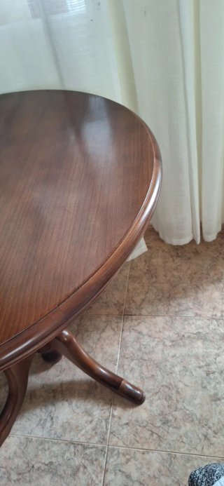 Mesa de comedor redonda de madera