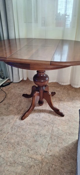 Mesa de comedor redonda de madera