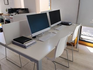 Escritorio de oficina con 4 puestos