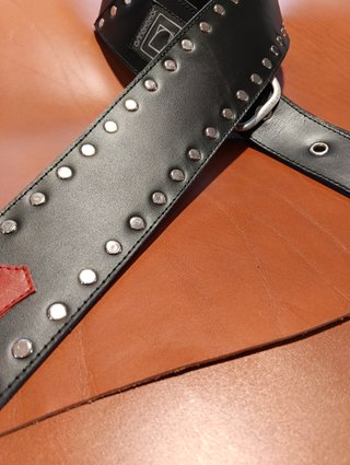 Correa de guitarra de cuero con tachuelas
