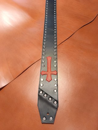 Correa de guitarra de cuero con tachuelas
