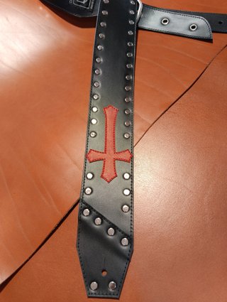 Correa de guitarra de cuero con tachuelas