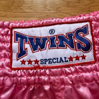 Twins Special Muay Thai Shorts – Rosa | Talla M