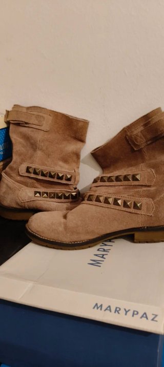 Botines beige tachuelas y hebillas