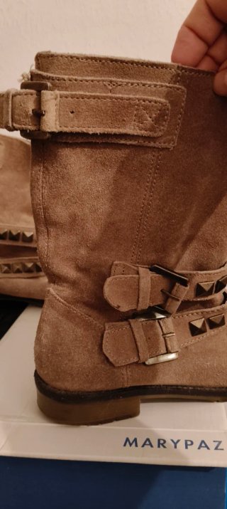 Botines beige tachuelas y hebillas
