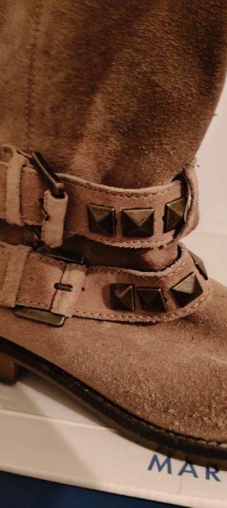 Botines beige tachuelas y hebillas