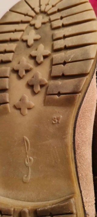 Botines beige tachuelas y hebillas