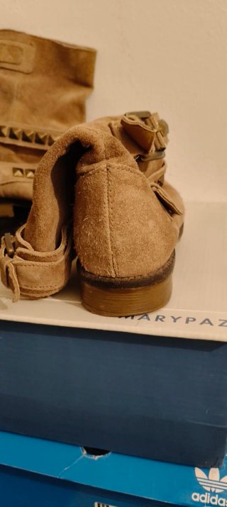 Botines beige tachuelas y hebillas