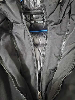 Parka negra con capucha