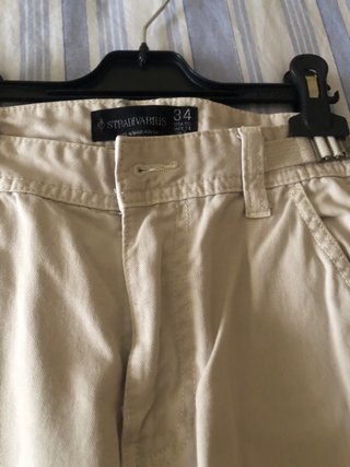Pantalones cargo beige con bolsillos