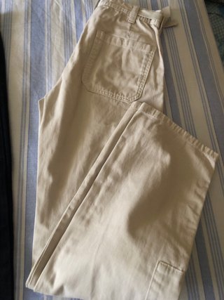 Pantalones cargo beige con bolsillos