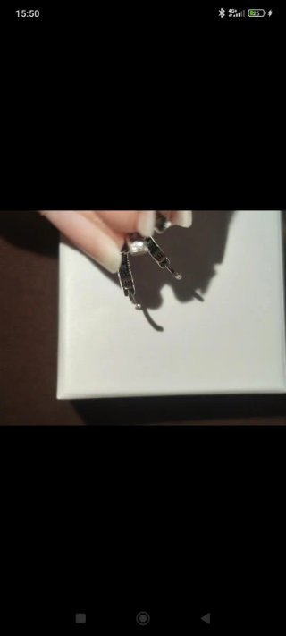 Pendientes de plata con diseño de corazones.