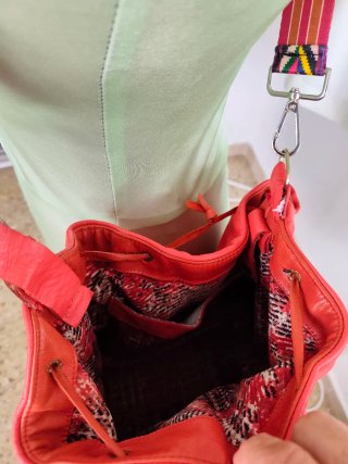 Bolso de piel artesanal rojo