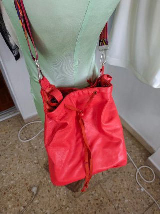 Bolso de piel artesanal rojo