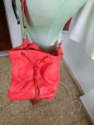 Bolso de piel artesanal rojo