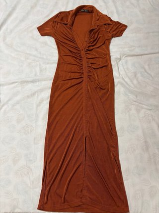 Vestido largo marrón con fruncido