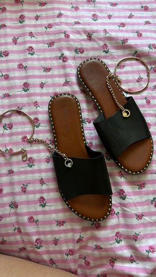 Sandalias Moda Plus Negras con Cadena Dorada