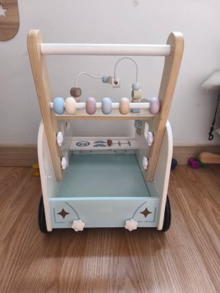 Correpasillos de madera con actividades