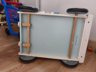 Correpasillos de madera con actividades