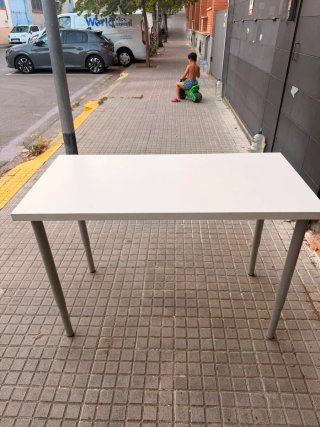 Mesa desmontable metal gris y blanca