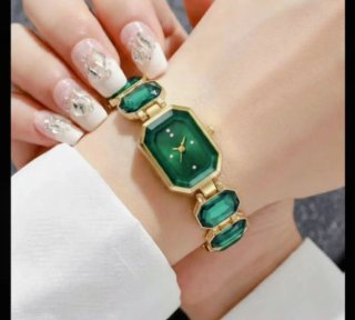Reloj de mujer dorado con detalles verdes