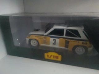 Coche a escala 1/18