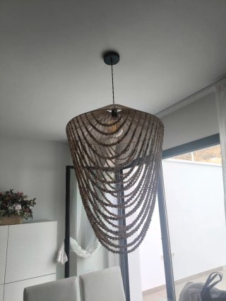 Lámpara colgante con cuentas de madera