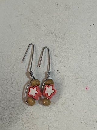 Pendientes de estrella rosa y cuentas madera