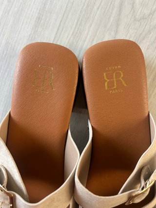 Sandalias plataforma beige con hebillas doradas