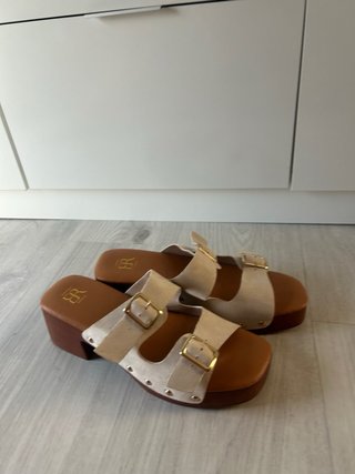 Sandalias plataforma beige con hebillas doradas
