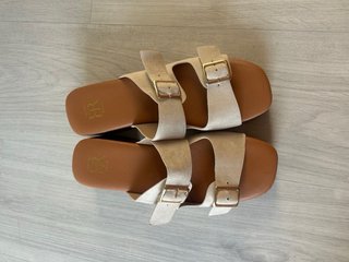 Sandalias plataforma beige con hebillas doradas