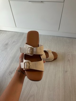 Sandalias plataforma beige con hebillas doradas