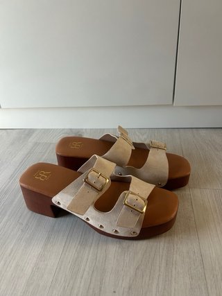 Sandalias plataforma beige con hebillas doradas